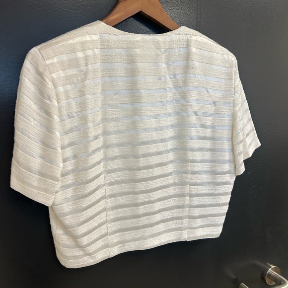 Joseph Ribkoff vintage size 8 White and Gold Cropped Blazer w horse bite clasps - Picture 14 of 15